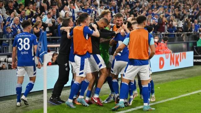 1652054894598016126.jpg 沙尔克04.jpg